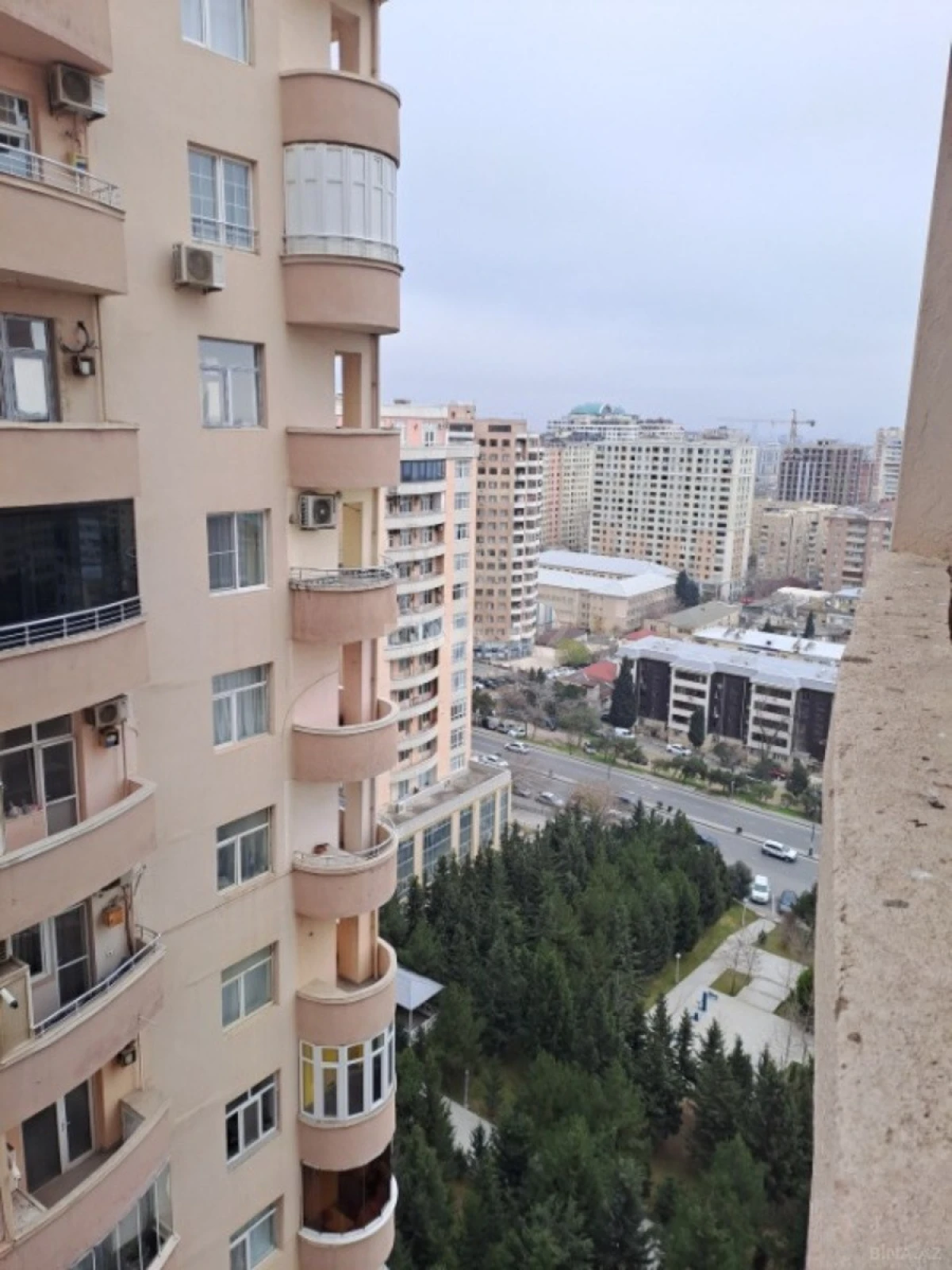 Satılır 4 otaqlı mənzil 151 m²