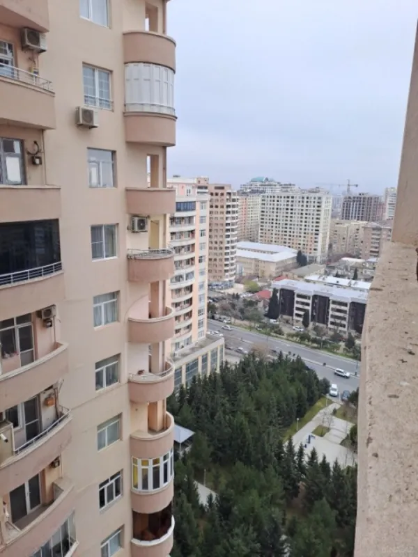 Satılır 4 otaqlı mənzil 151 m²