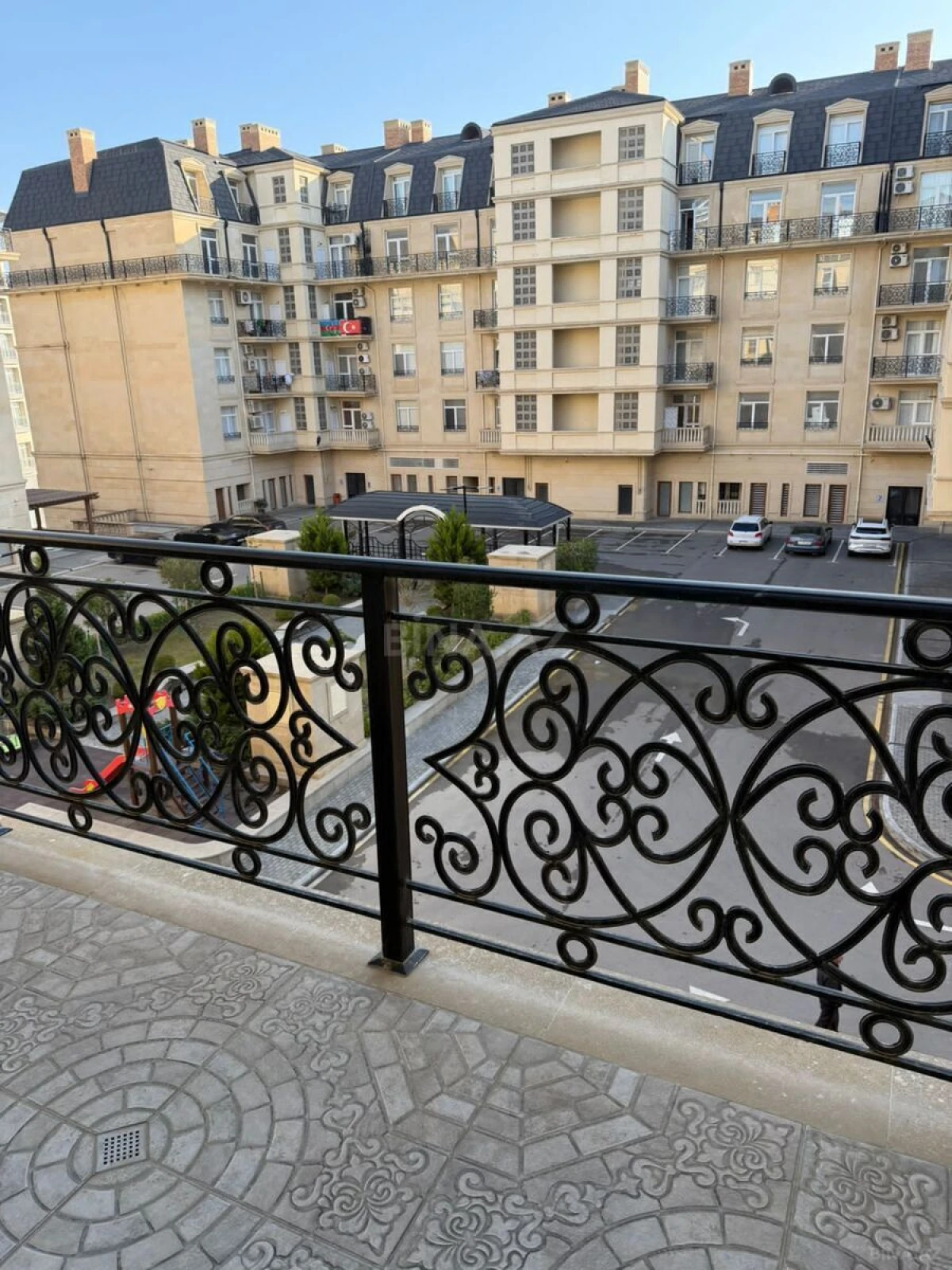 Satılır 4 otaqlı mənzil 165 m²