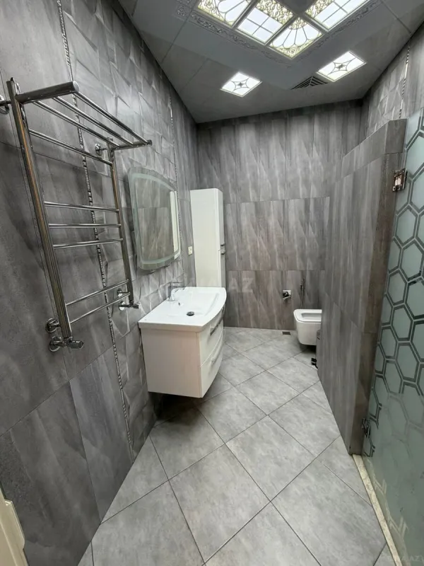 Satılır 4 otaqlı mənzil 165 m²