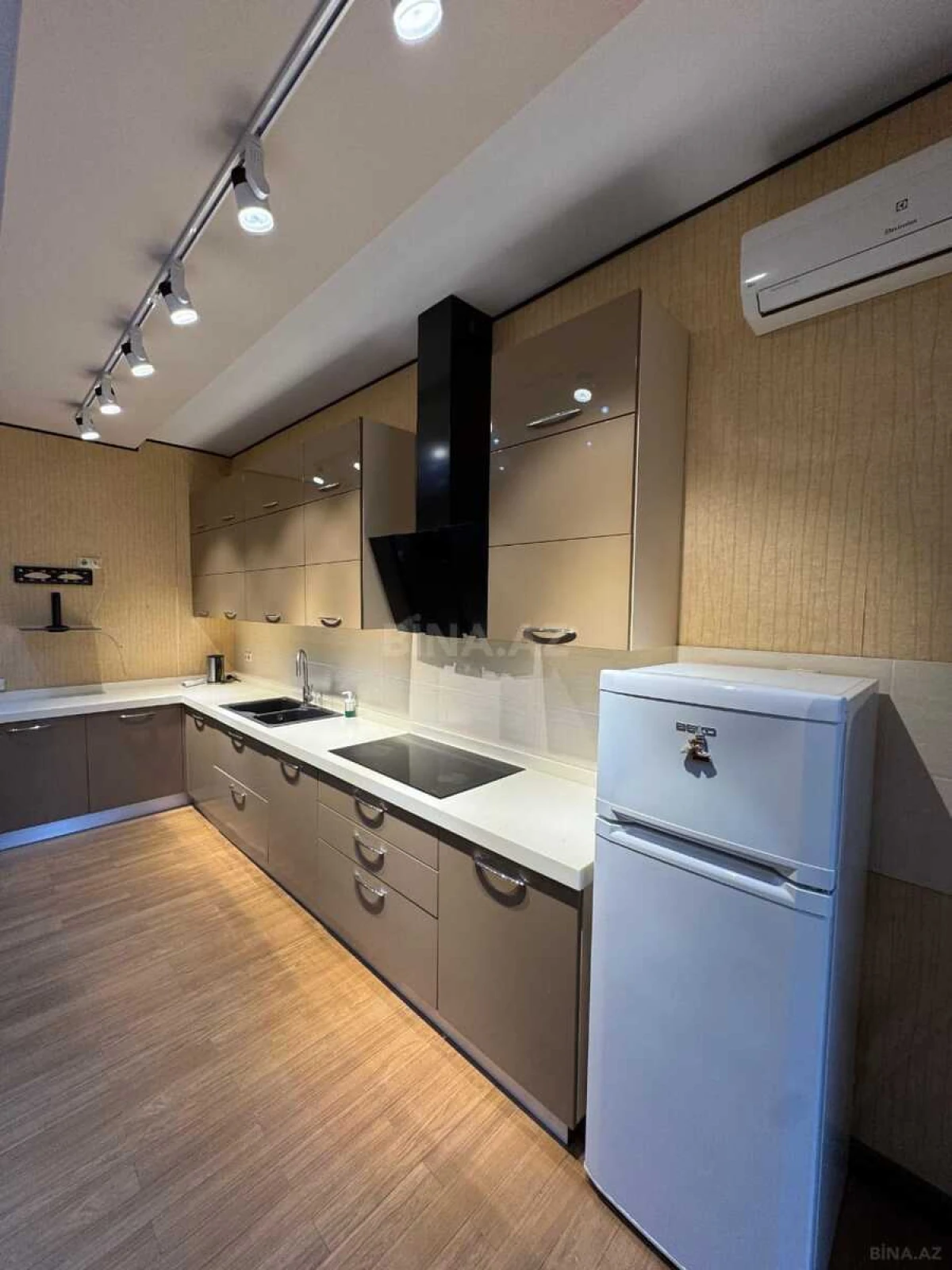 Satılır 4 otaqlı mənzil 170 m²