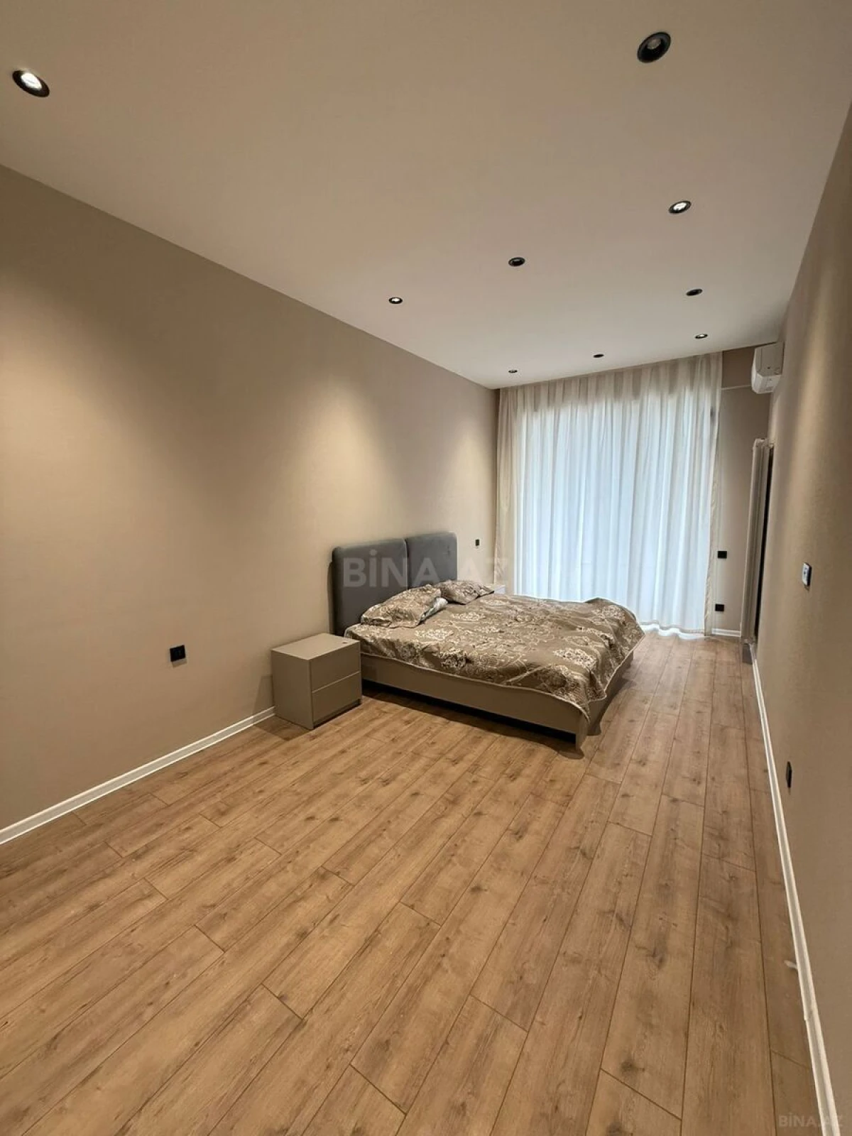 Kirayə verilir 2 otaqlı mənzil 117 m²