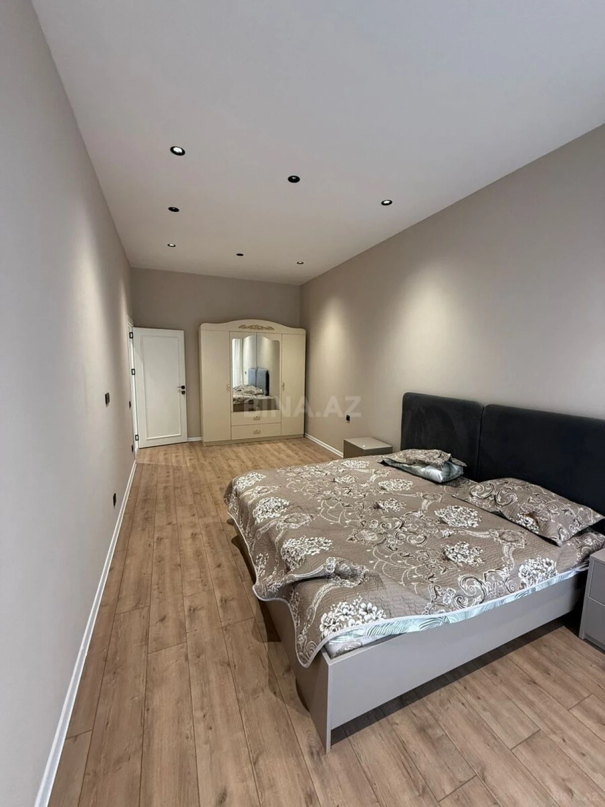 Kirayə verilir 2 otaqlı mənzil 117 m²