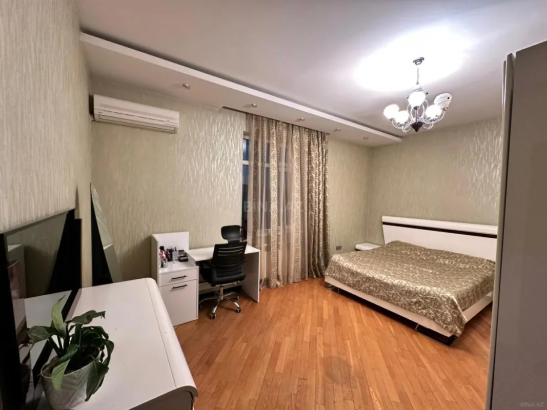 Satılır 3 otaqlı mənzil 130 m²