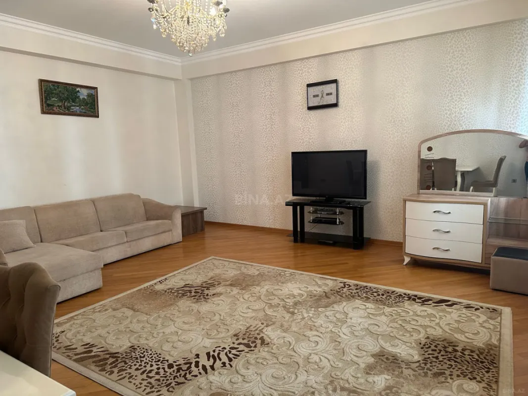 Kirayə verilir 2 otaqlı mənzil 105 m²