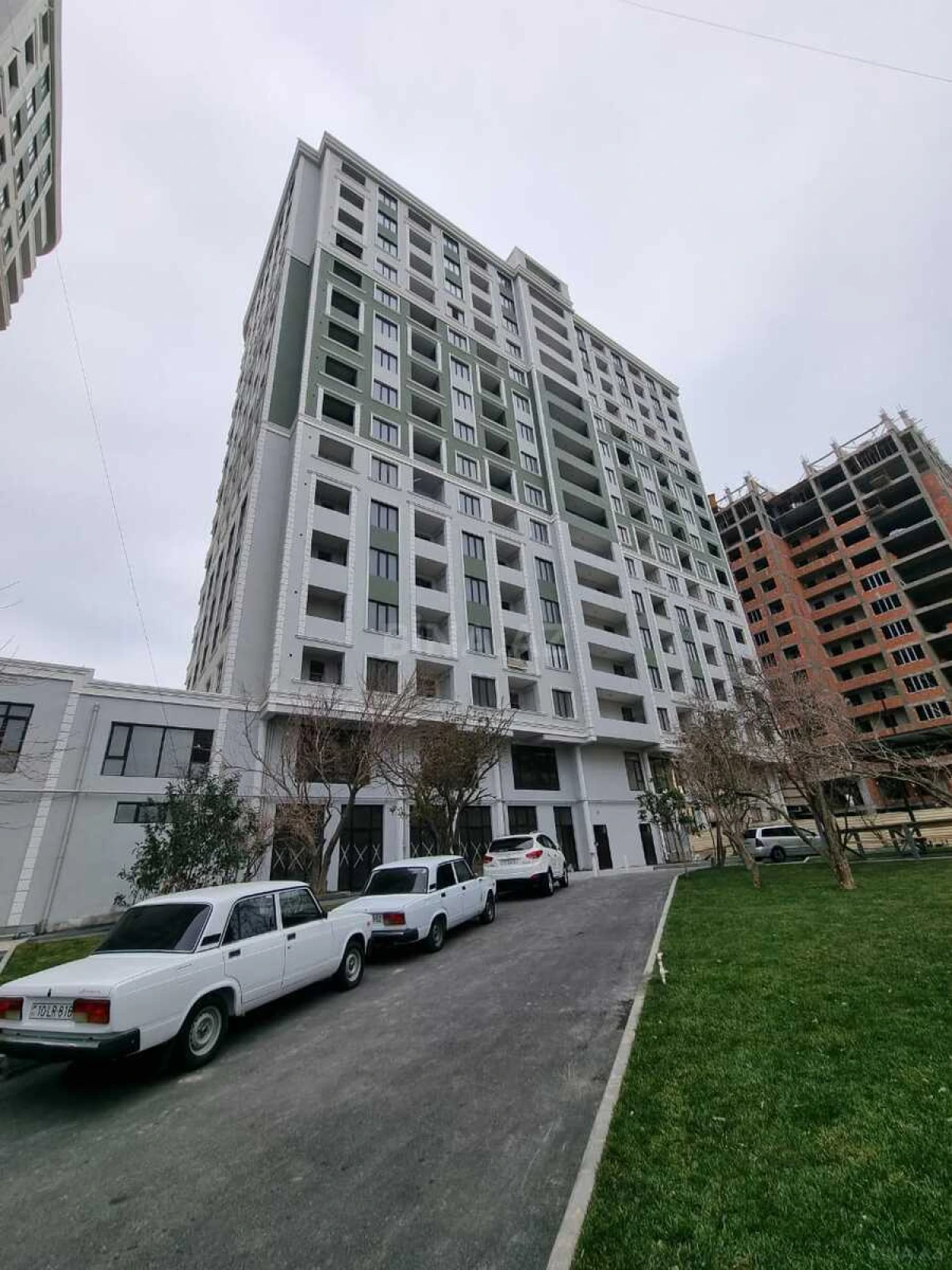 Satılır 4 otaqlı mənzil 178 m²