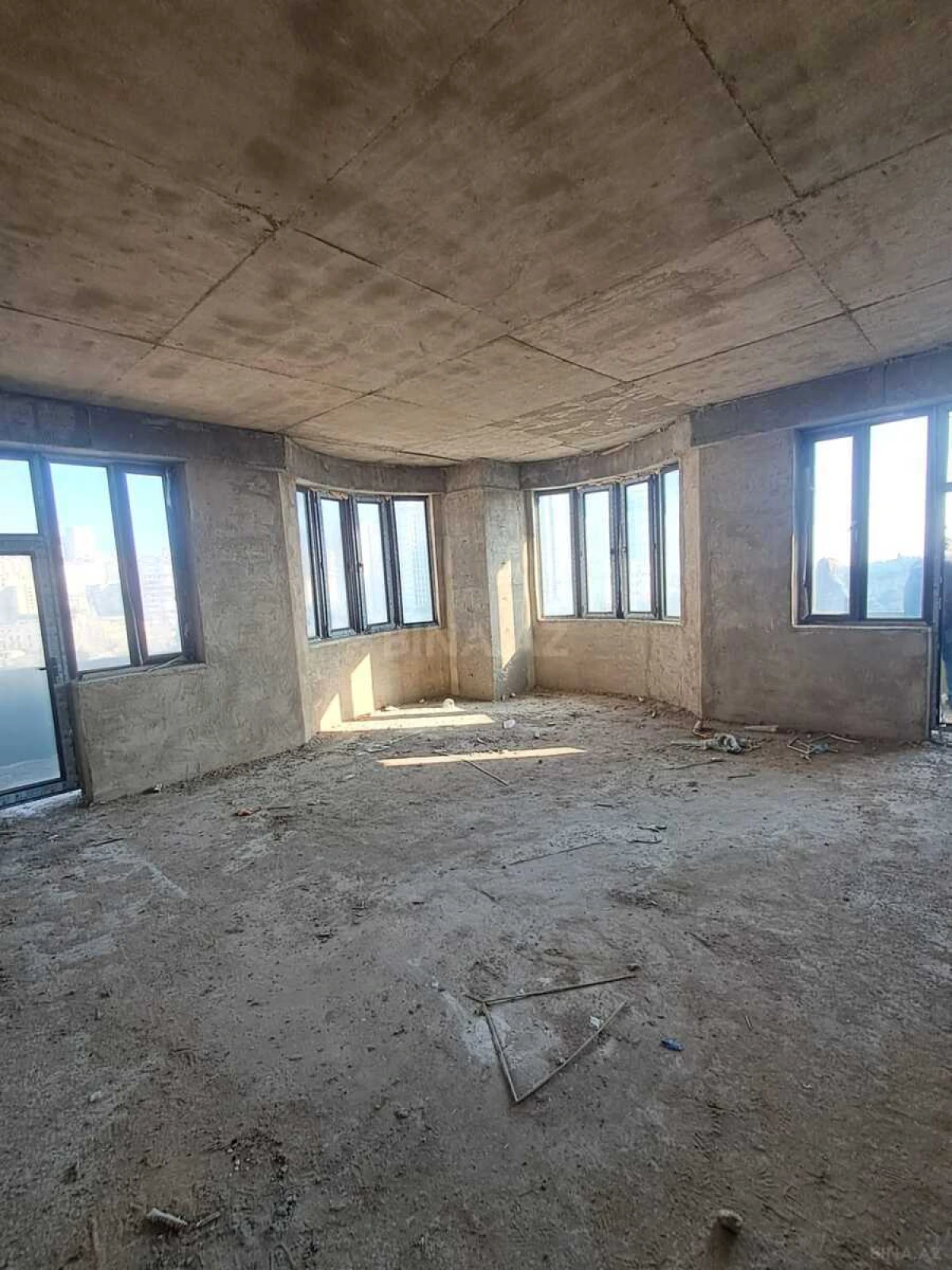 Satılır 4 otaqlı mənzil 178 m²