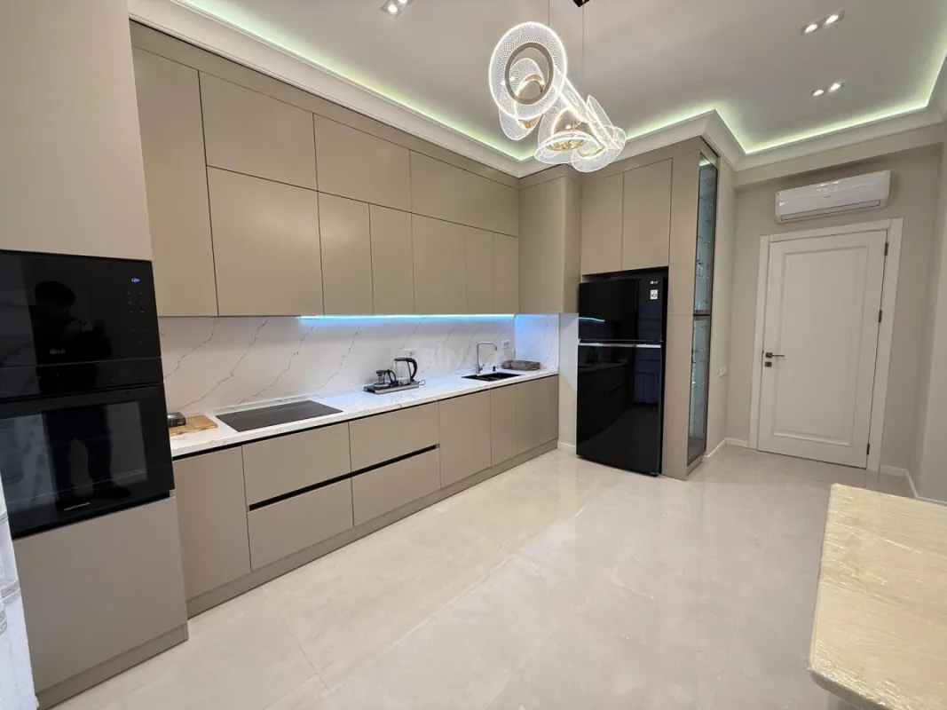 Kirayə verilir 3 otaqlı mənzil 140 m²