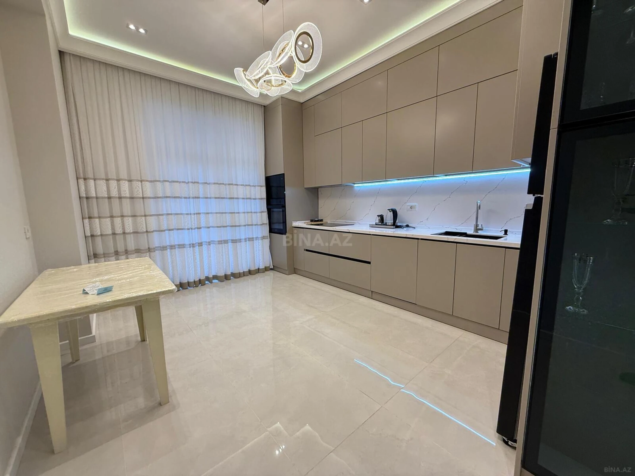 Kirayə verilir 3 otaqlı mənzil 140 m²