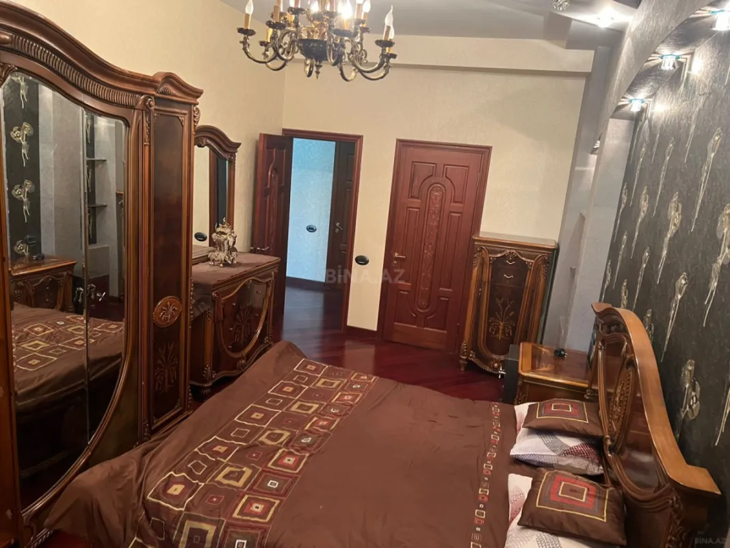 Satılır 4 otaqlı mənzil 205 m²