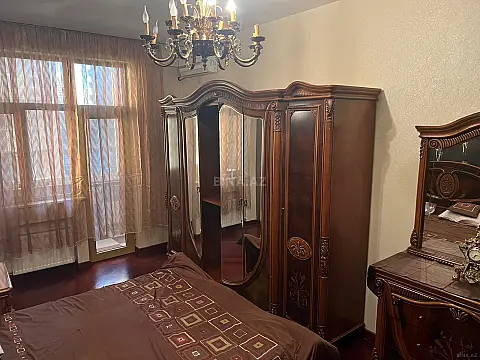 Satılır 4 otaqlı mənzil 205 m²