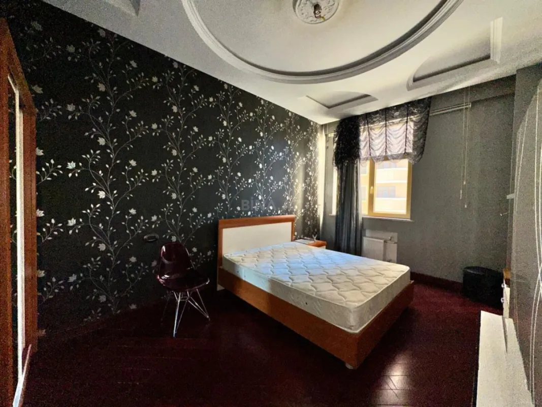 Satılır 4 otaqlı mənzil 205 m²