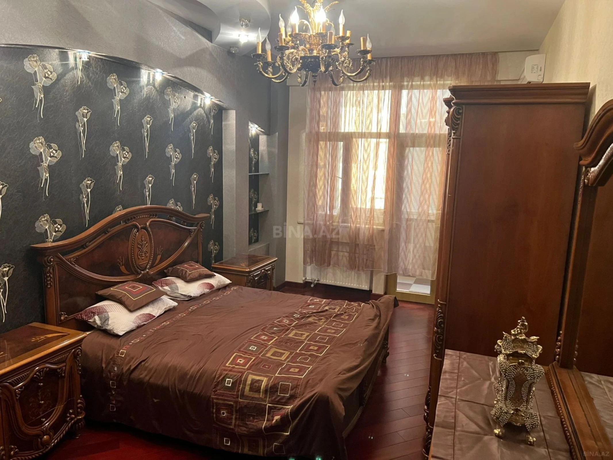 Satılır 4 otaqlı mənzil 205 m²