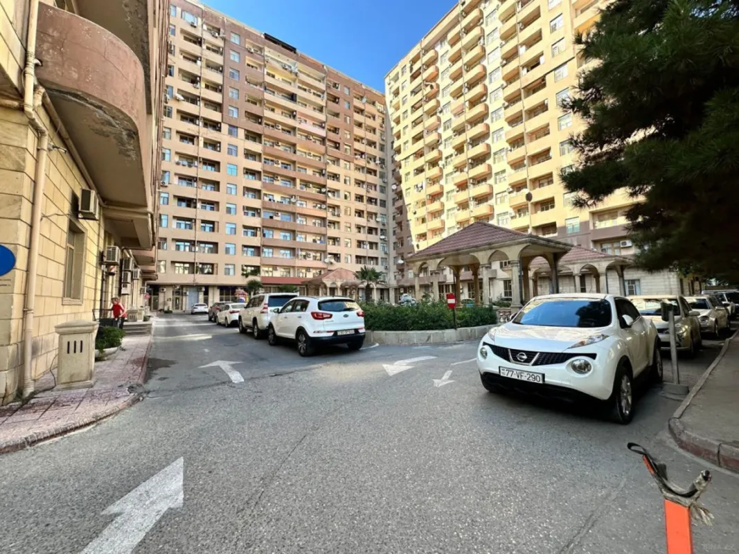 Satılır 4 otaqlı mənzil 205 m²