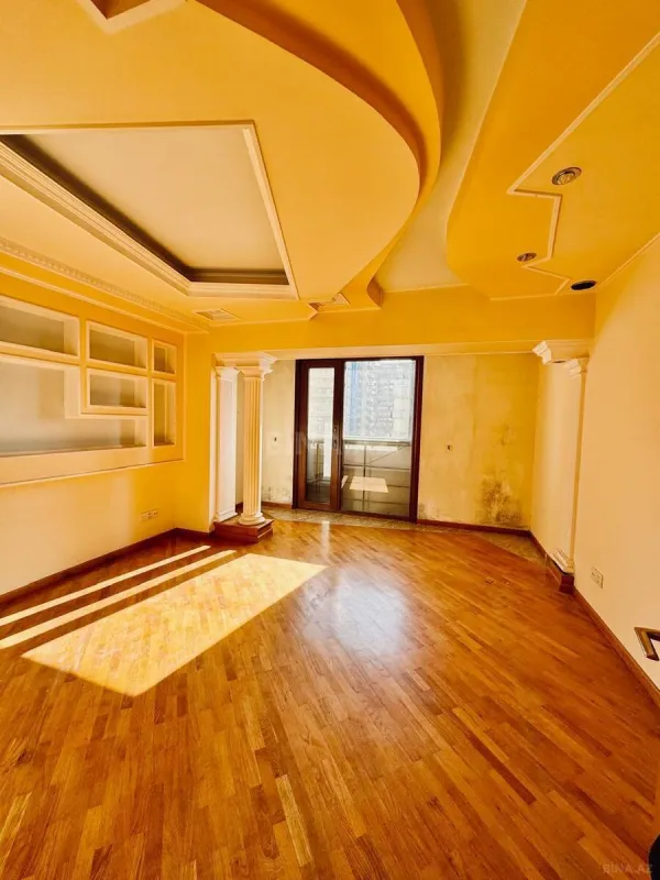 Satılır 3 otaqlı mənzil 137 m²