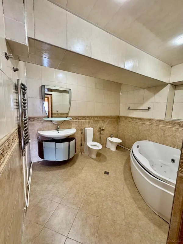 Satılır 3 otaqlı mənzil 137 m²