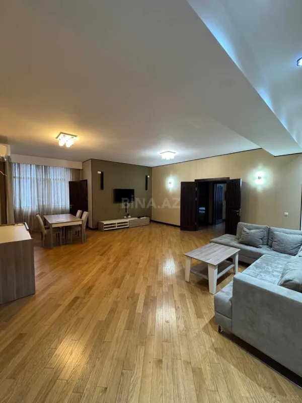 Satılır 4 otaqlı mənzil 200 m²