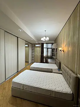Satılır 4 otaqlı mənzil 200 m²