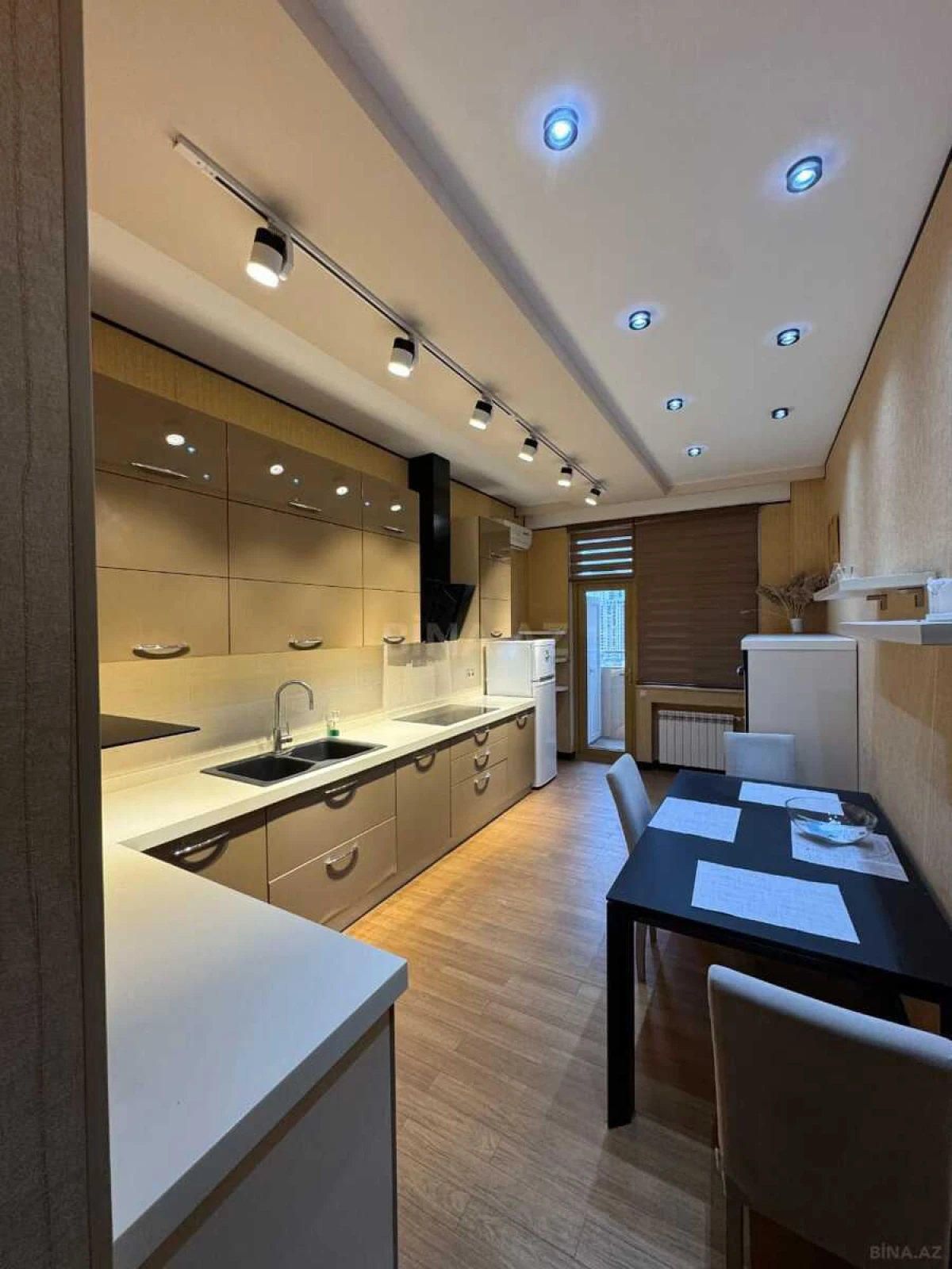 Satılır 4 otaqlı mənzil 200 m²