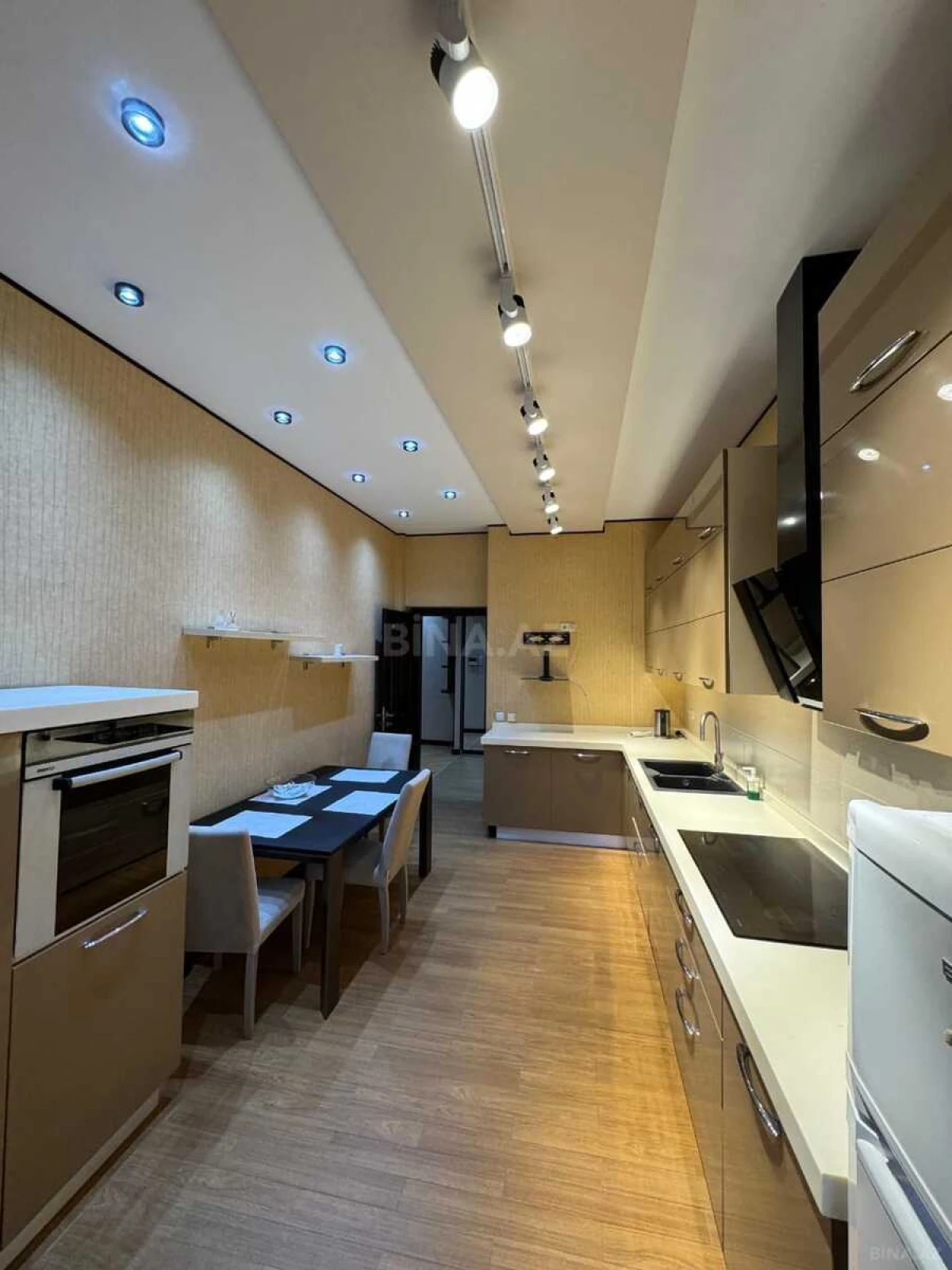 Satılır 4 otaqlı mənzil 200 m²