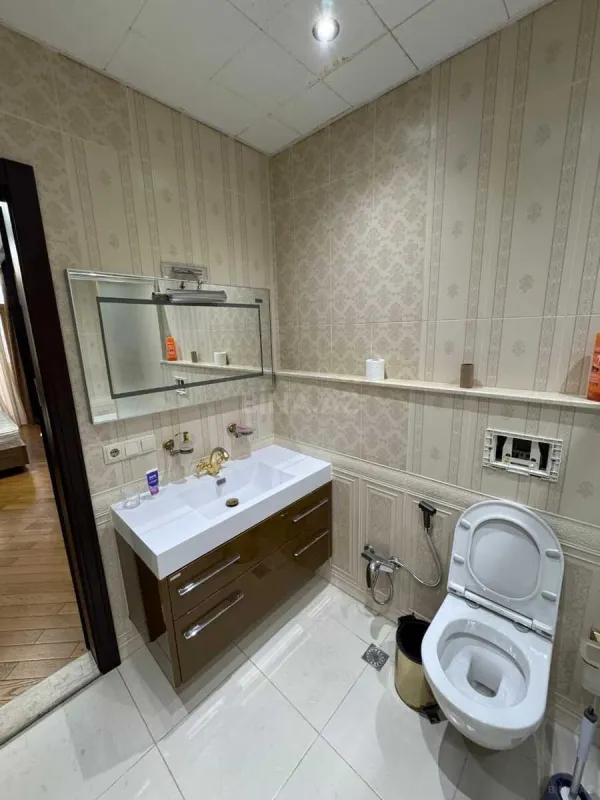 Satılır 4 otaqlı mənzil 200 m²