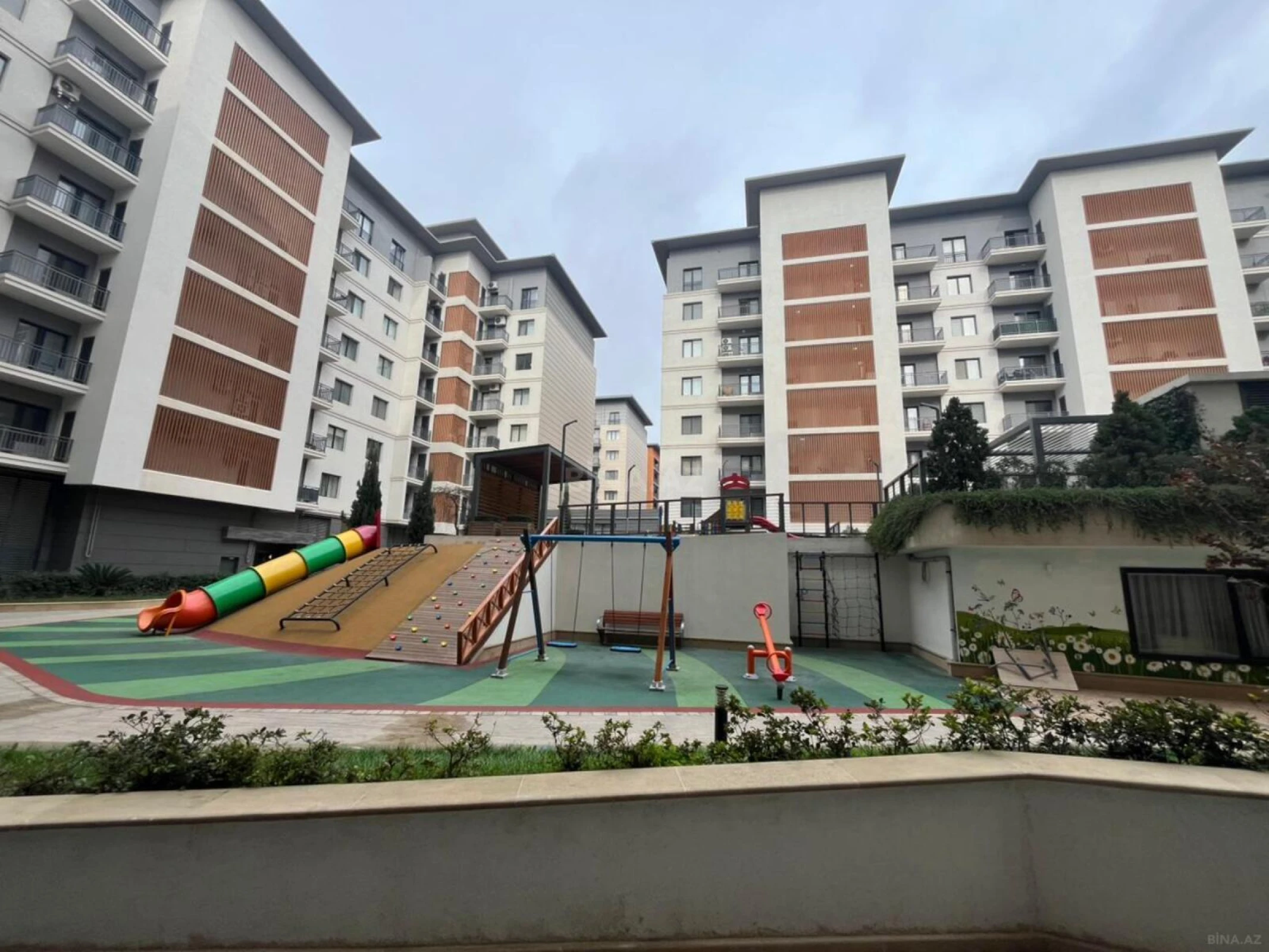 Satılır 5 otaqlı mənzil 242 m²