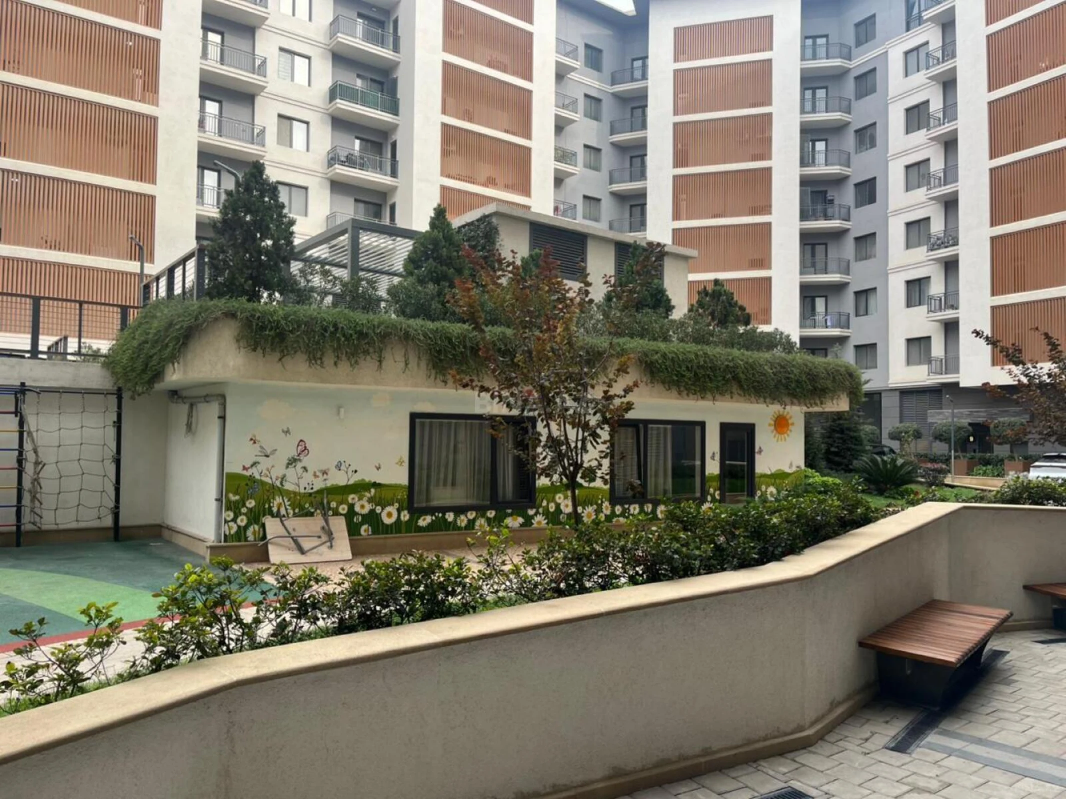 Satılır 5 otaqlı mənzil 242 m²
