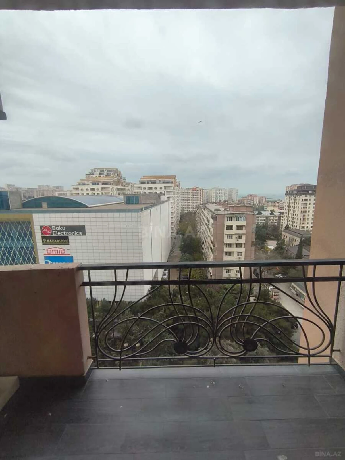 Satılır 3 otaqlı mənzil 122 m²