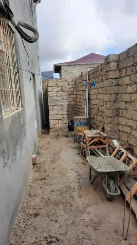 Satılır 5 otaqlı həyət evi 240 m²