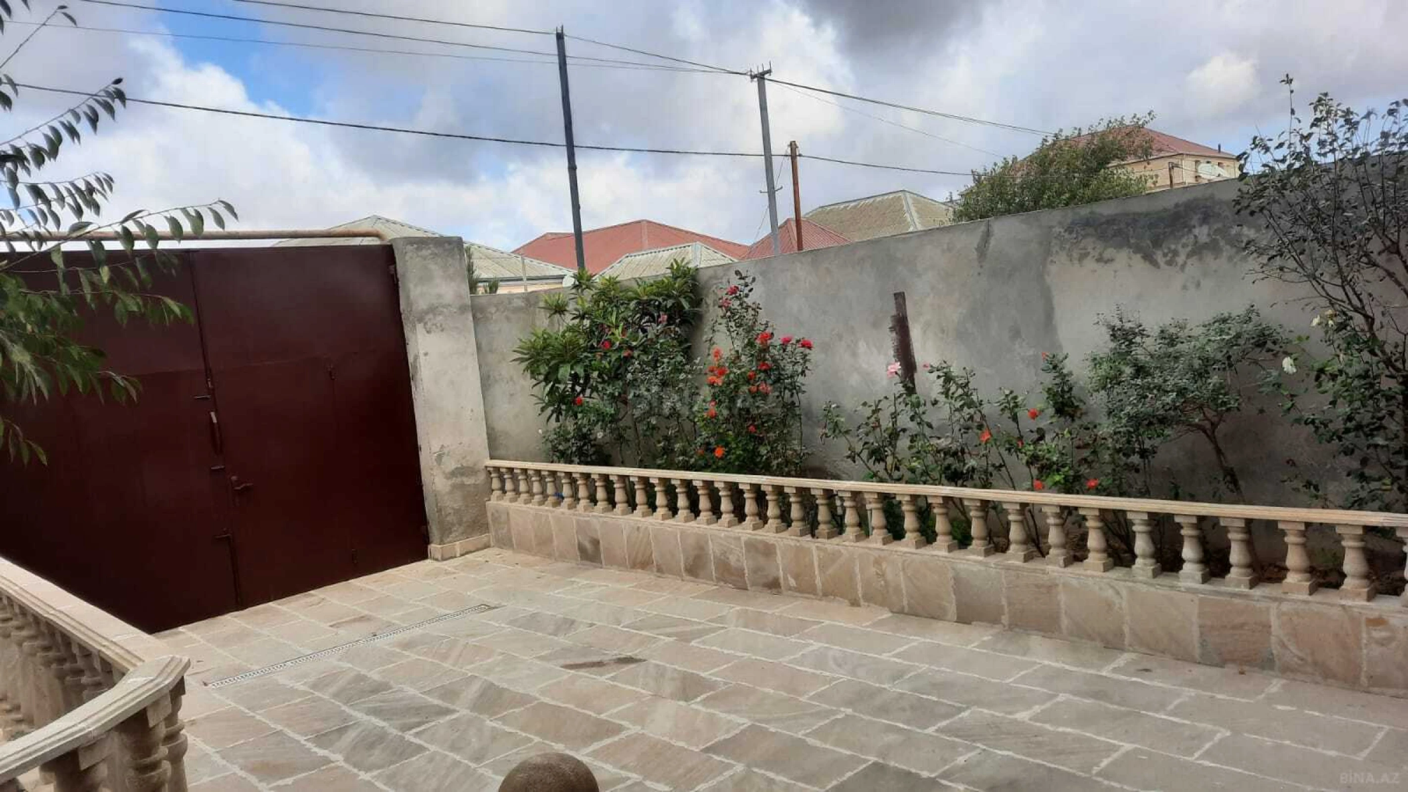Satılır 5 otaqlı həyət evi 240 m²