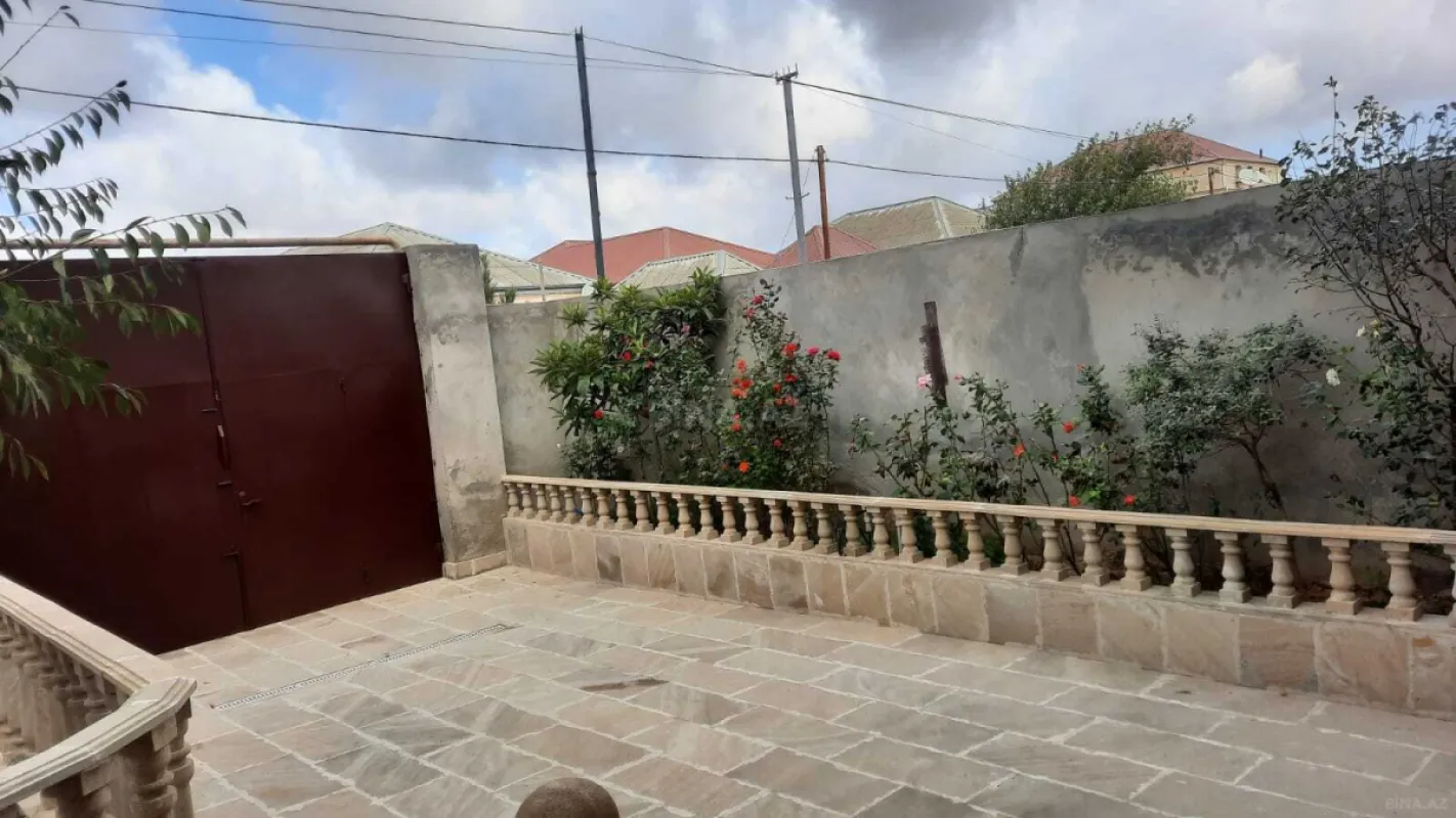 Satılır 5 otaqlı həyət evi 240 m²