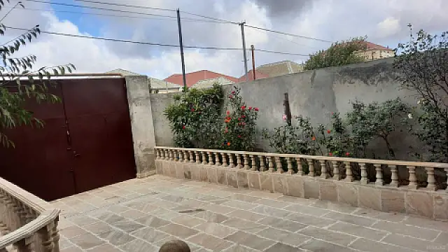 Satılır 5 otaqlı həyət evi 240 m²