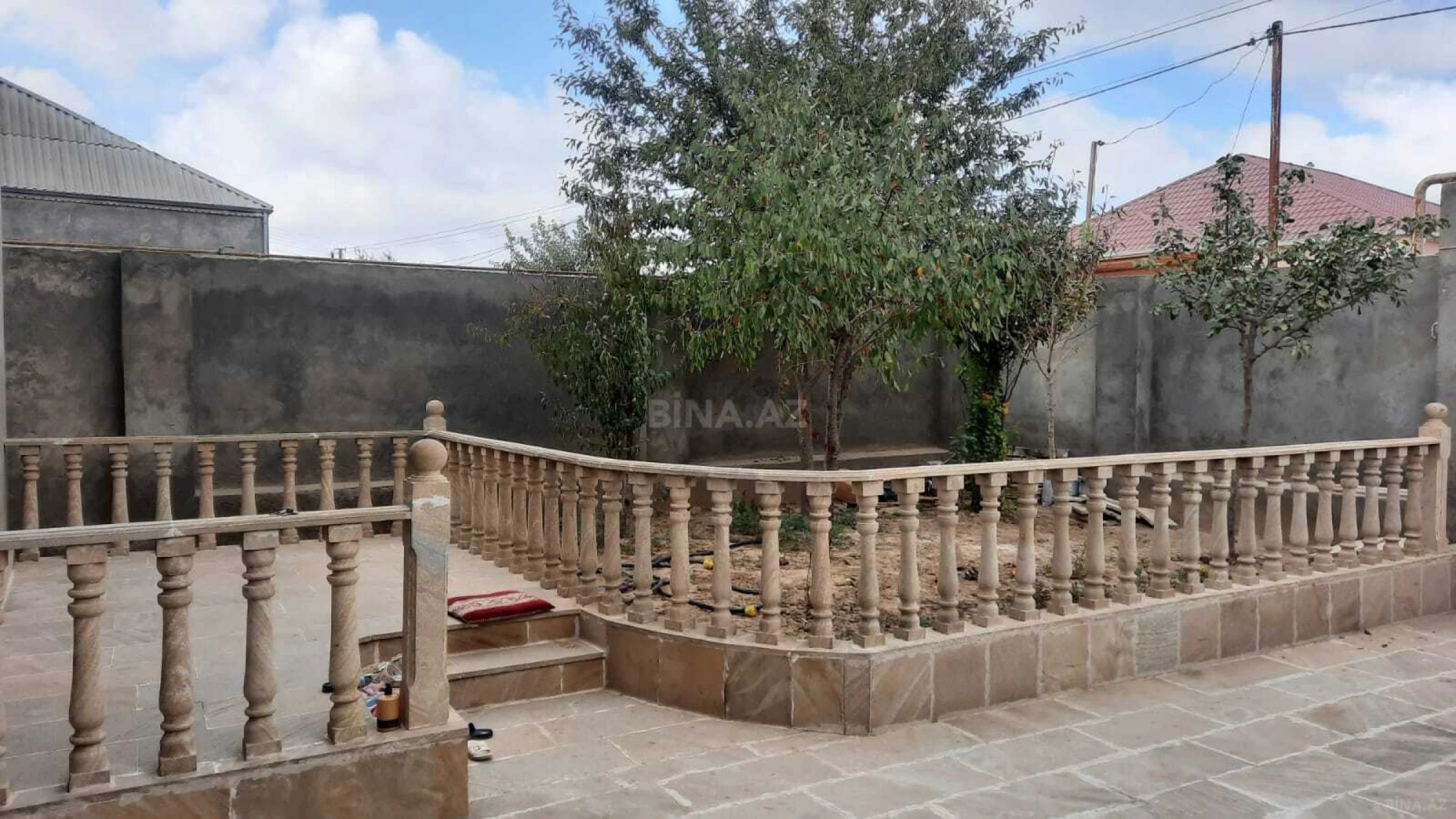 Satılır 5 otaqlı həyət evi 240 m²