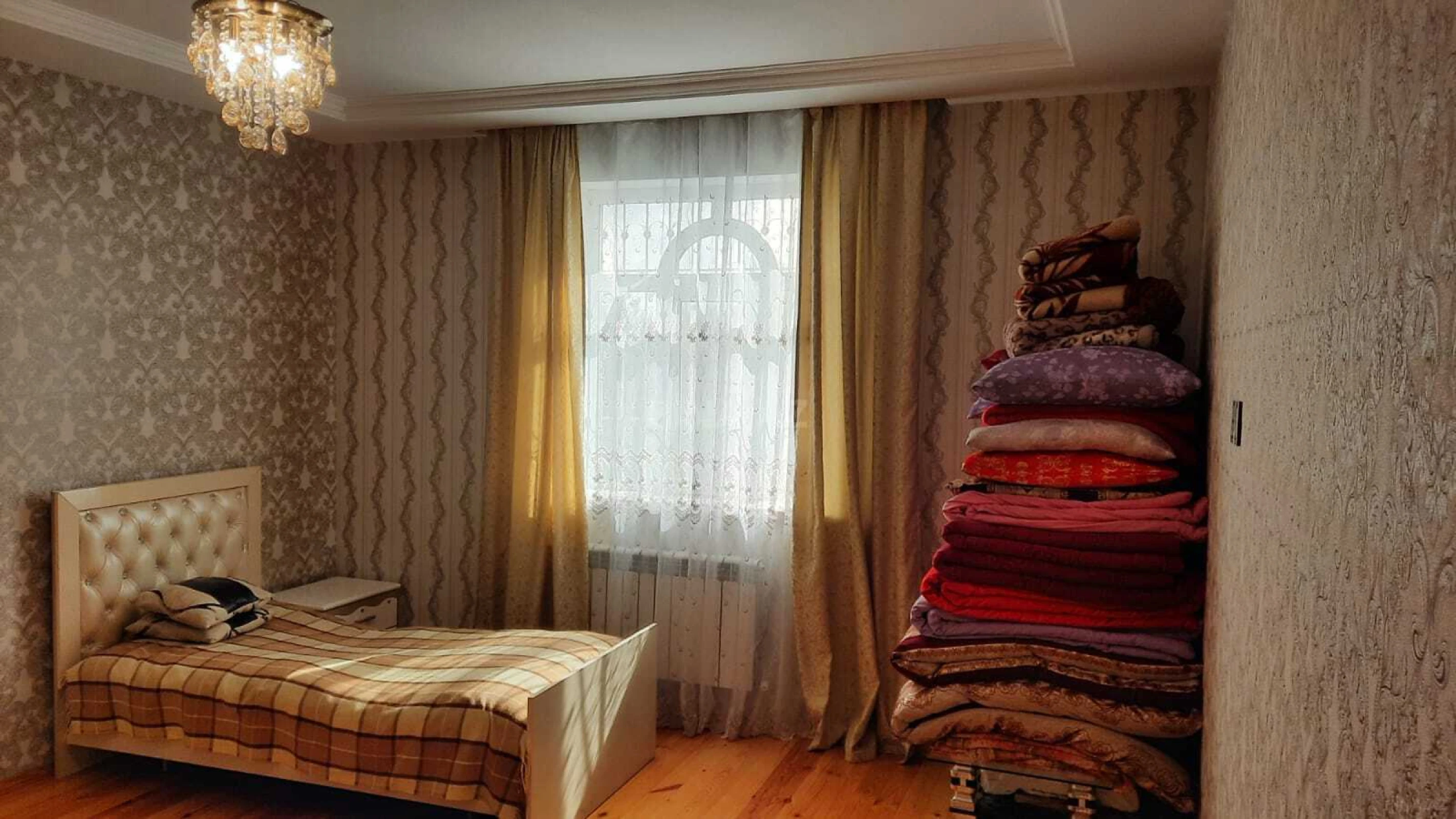 Satılır 5 otaqlı həyət evi 240 m²