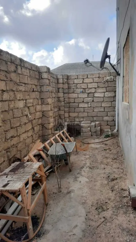 Satılır 5 otaqlı həyət evi 240 m²