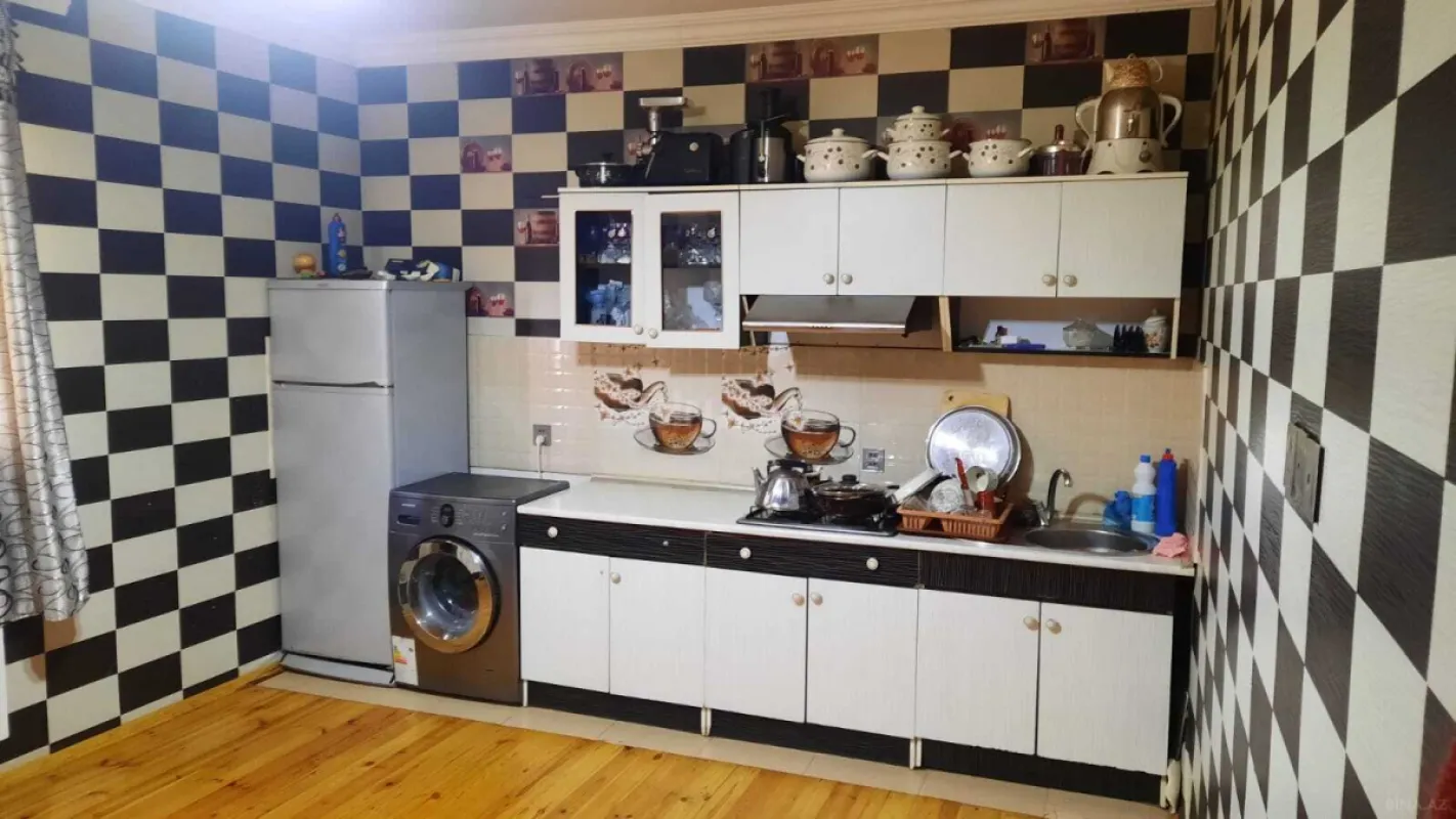 Satılır 5 otaqlı həyət evi 240 m²