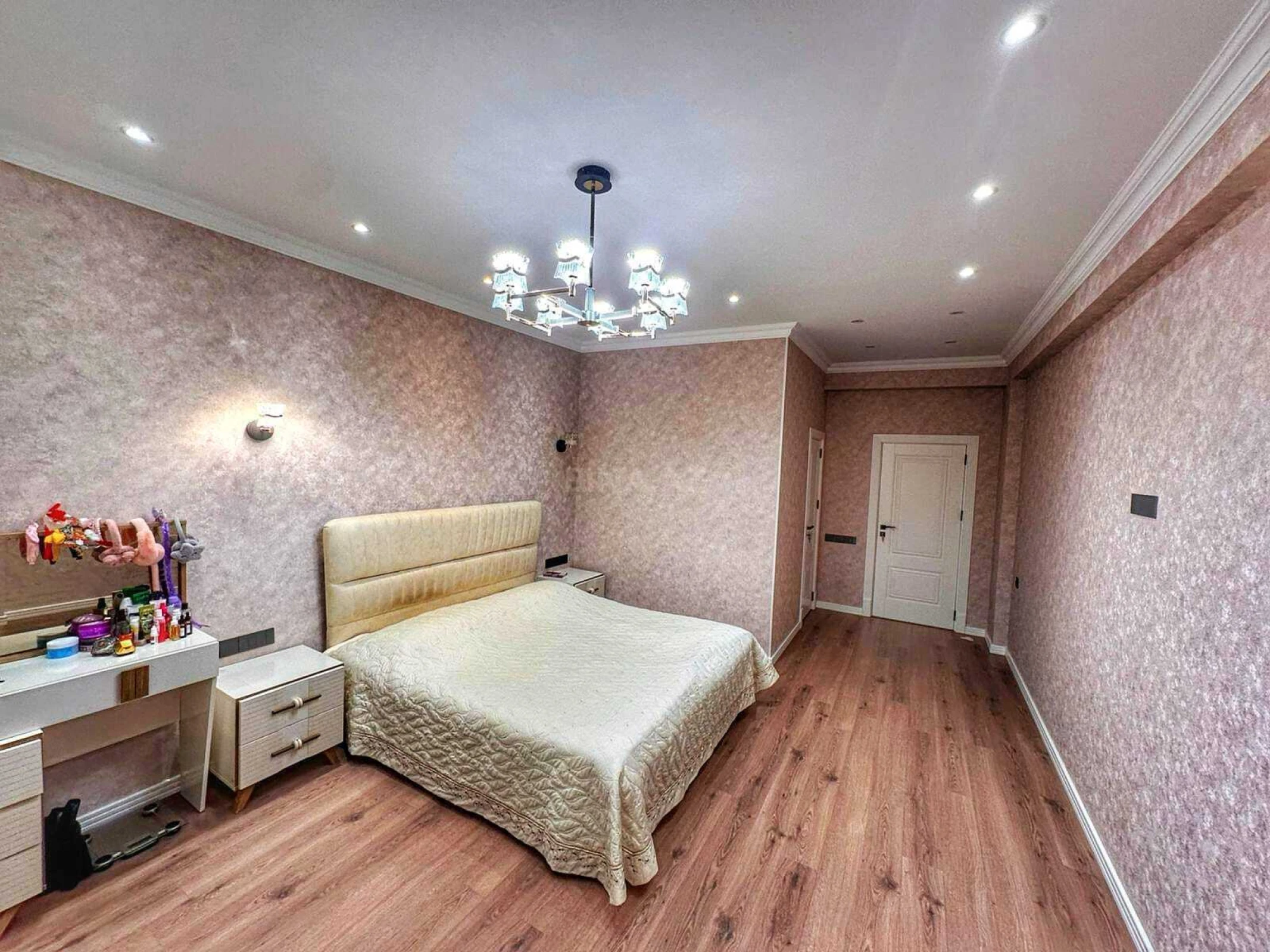Satılır 3 otaqlı mənzil 136 m²