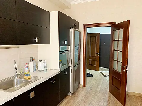 Kirayə verilir 2 otaqlı mənzil 94 m²
