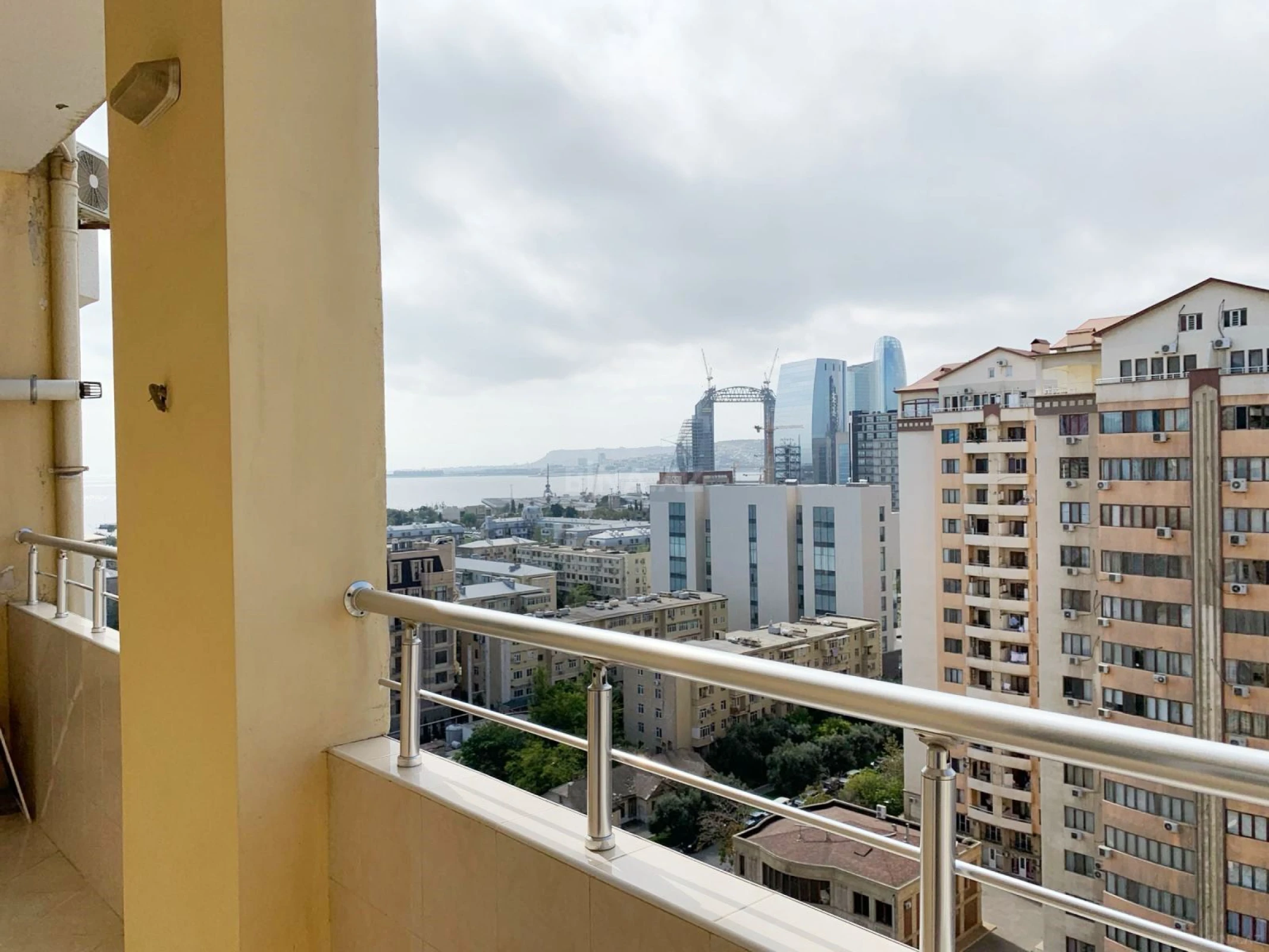 Kirayə verilir 2 otaqlı mənzil 94 m²