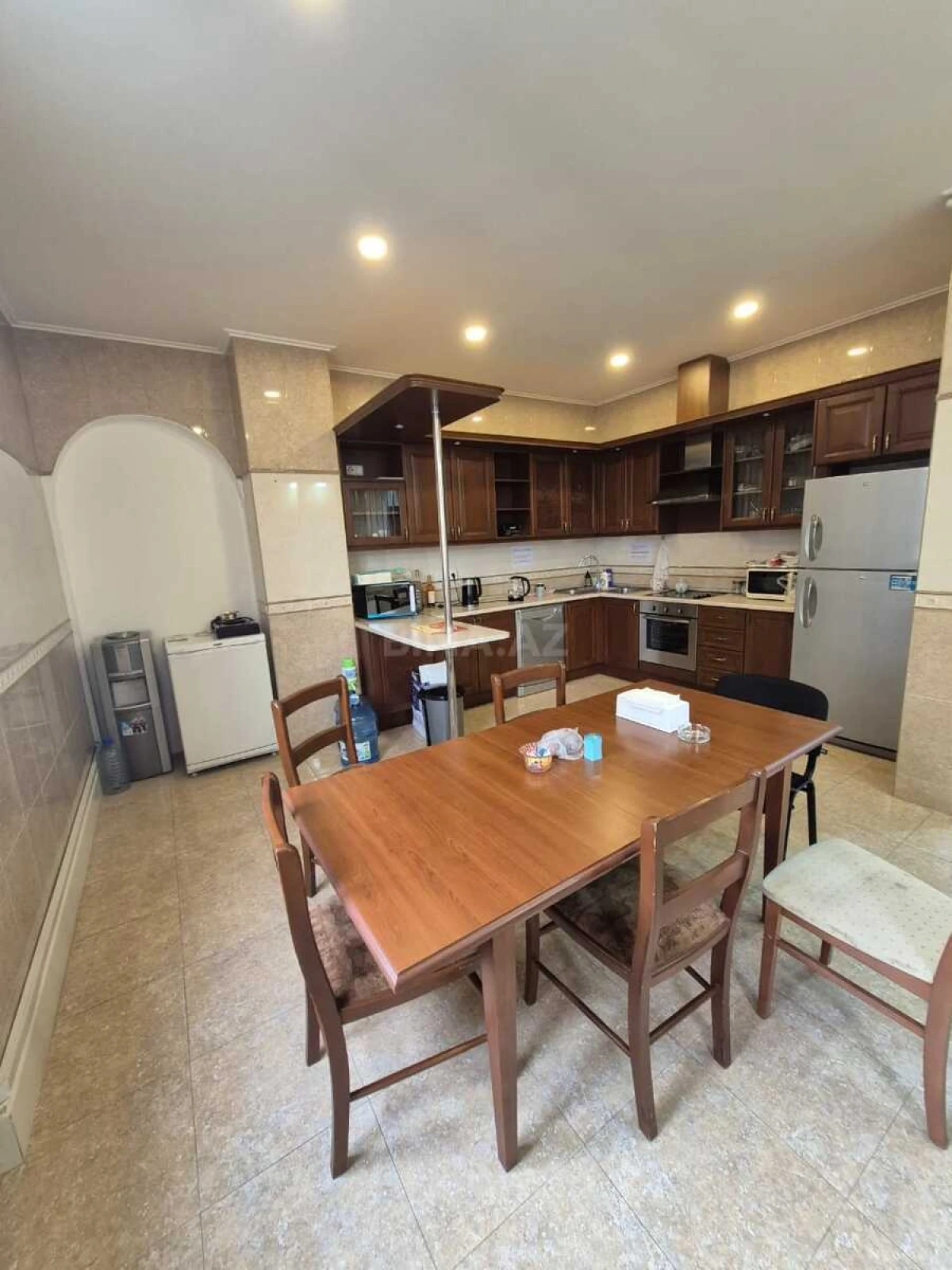 Satılır 6 otaqlı mənzil 245 m²