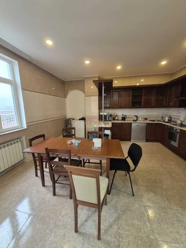 Satılır 6 otaqlı mənzil 245 m²