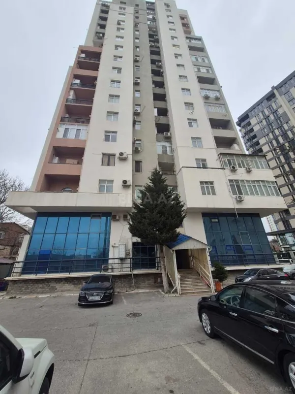 Satılır 6 otaqlı mənzil 245 m²