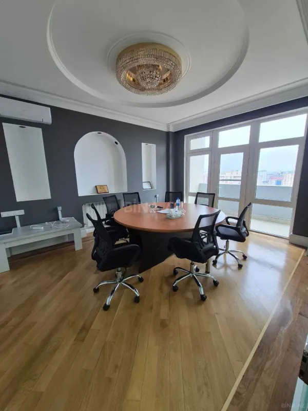 Satılır 6 otaqlı mənzil 245 m²