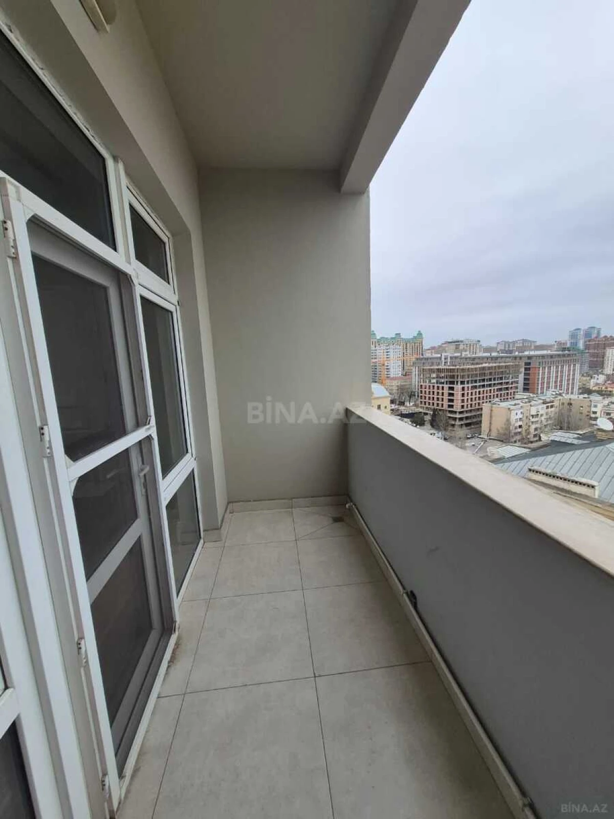 Satılır 6 otaqlı mənzil 245 m²