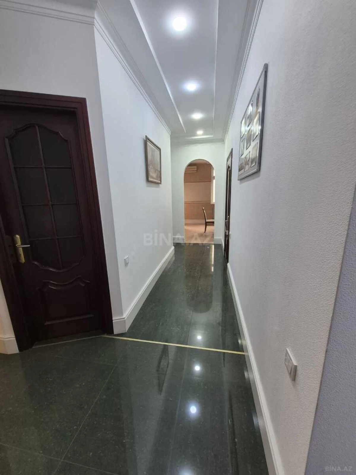 Satılır 6 otaqlı mənzil 245 m²