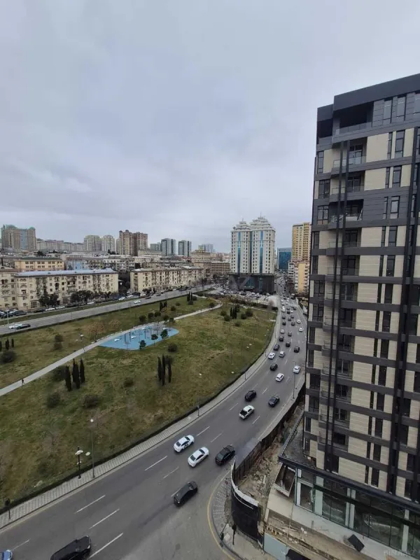 Satılır 6 otaqlı mənzil 245 m²