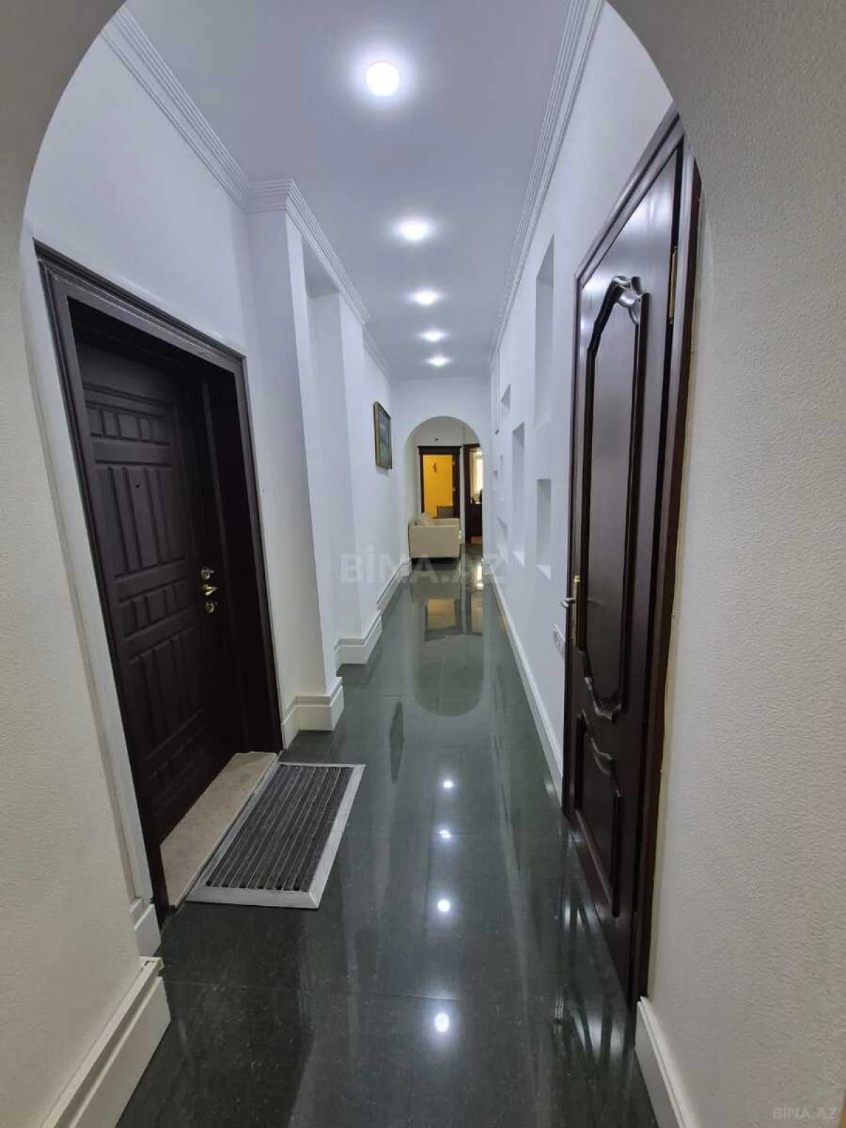 Satılır 6 otaqlı mənzil 245 m²
