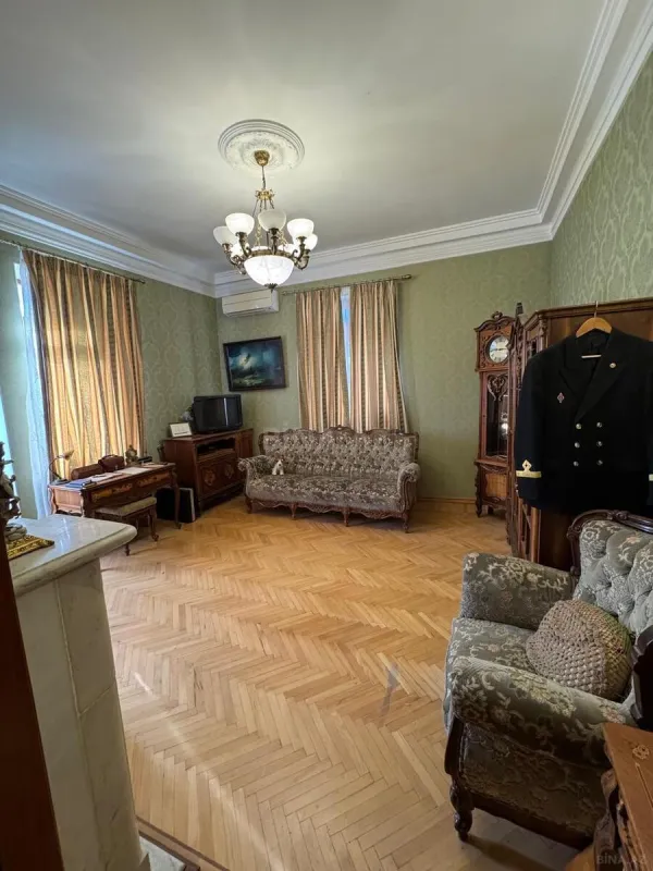 Satılır 7 otaqlı mənzil 156 m²