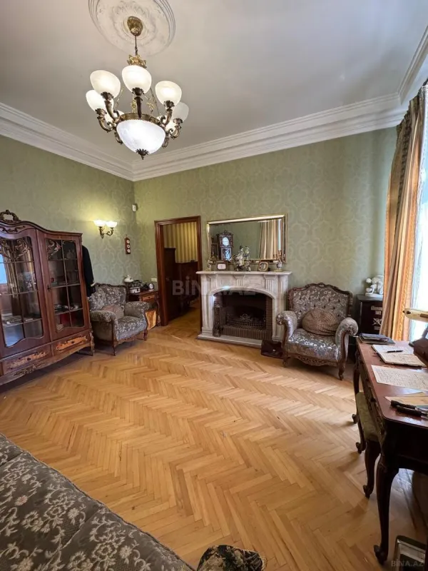 Satılır 7 otaqlı mənzil 156 m²