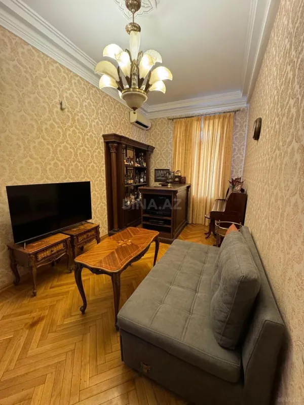 Satılır 7 otaqlı mənzil 156 m²